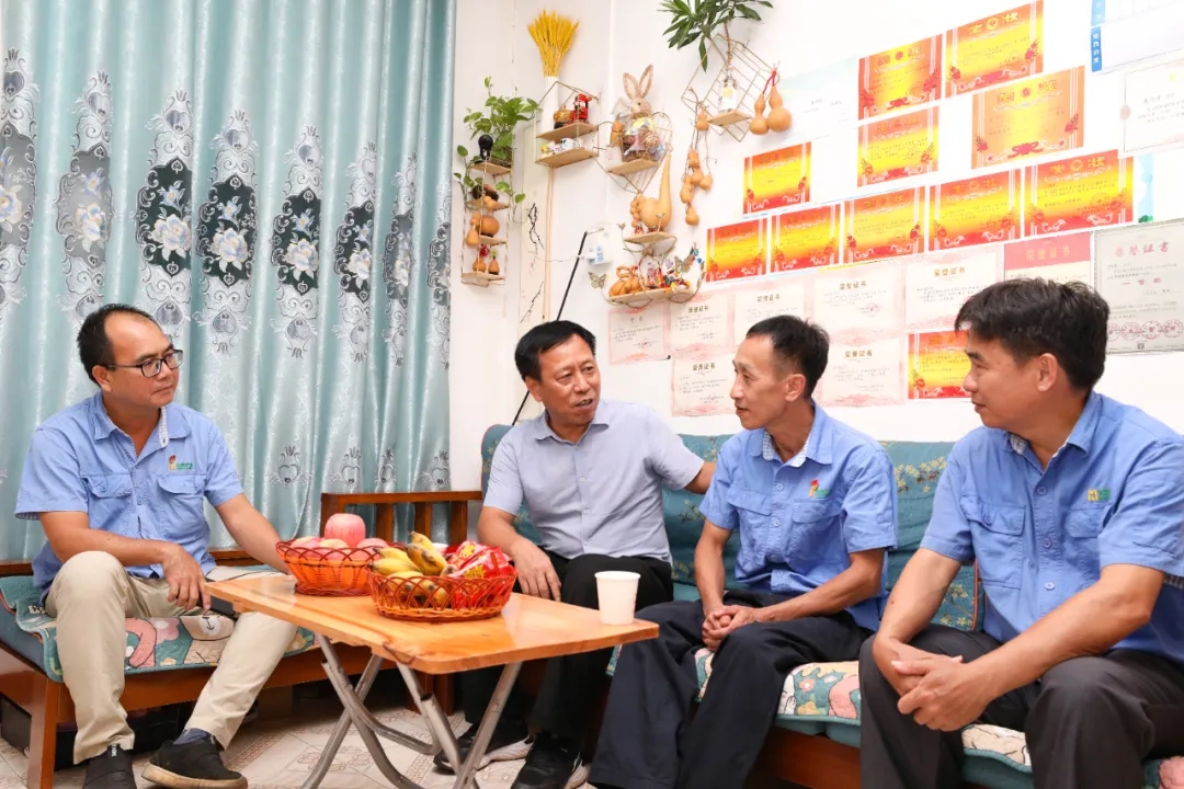 海南省总工会到3377体育官网走访慰问全国劳模朱平